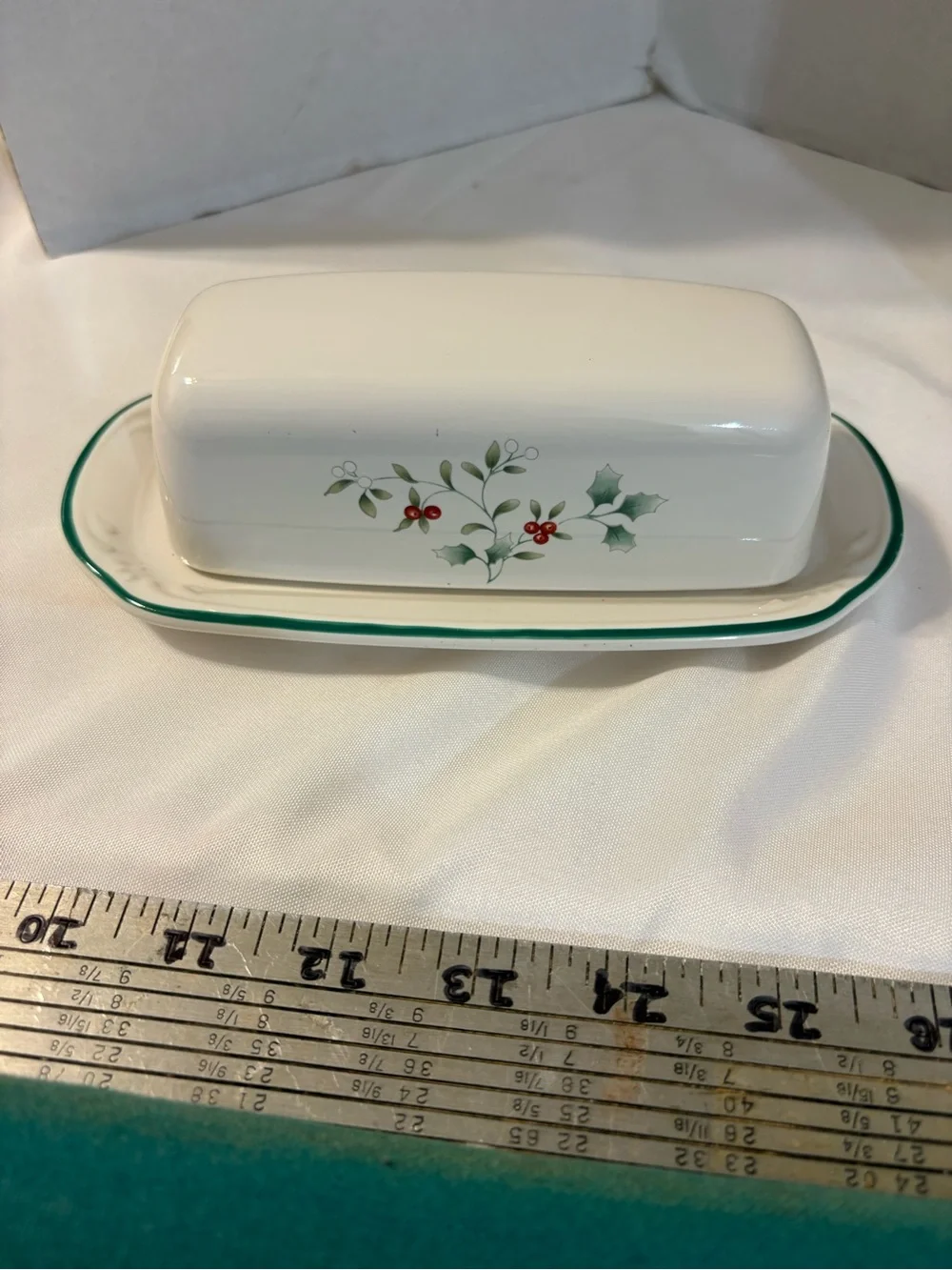 Pfaltzgraff Winterberry covered butter dish classic holly berry White with Green